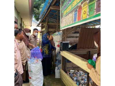 KEGIATAN MENGUMPULKAN SAMPAH PLASTIK
