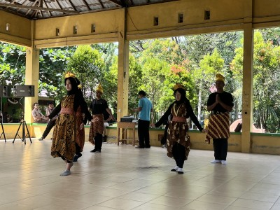 PENAMPILAN TARI TRADISIONAL KELAS 8