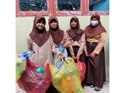KEGIATAN MENGUMPULKAN SAMPAH PLASTIK