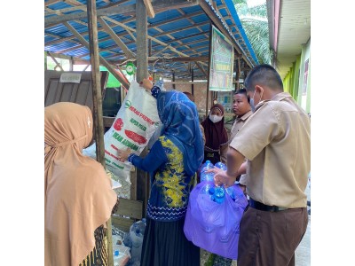 KEGIATAN MENGUMPULKAN SAMPAH PLASTIK
