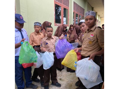 KEGIATAN MENGUMPULKAN SAMPAH PLASTIK