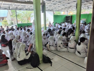 SISWA-SISWI MENDENGARKAN DEBAT CALON  KETOS DAN WAKETOS DAN SESI TANYA JAWAB